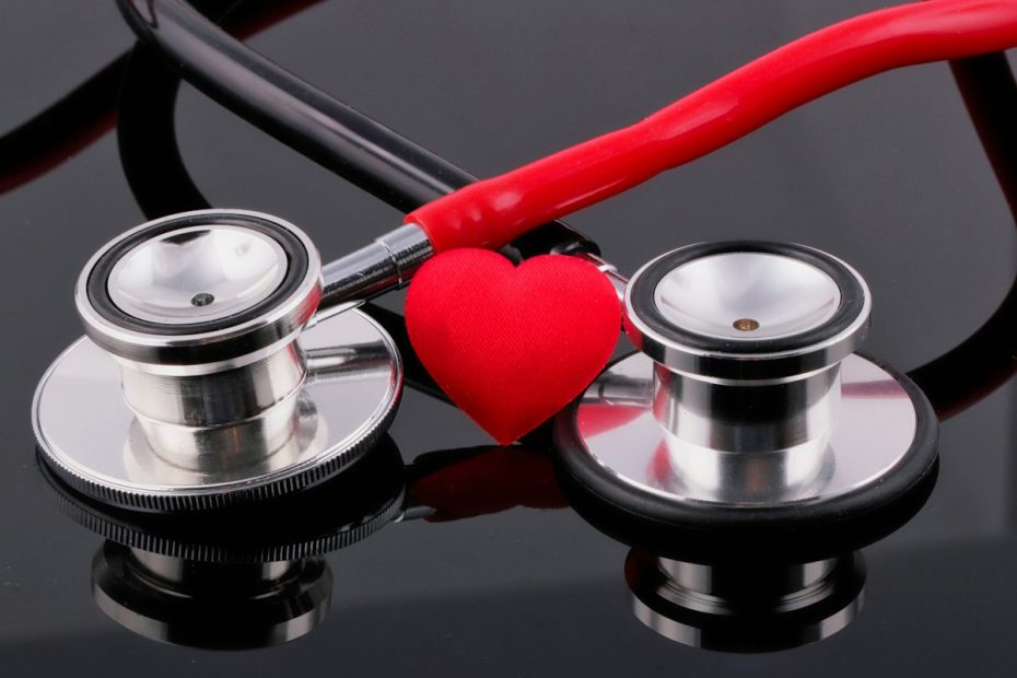 Stetoscopio accanto a un cuore su un tavolo