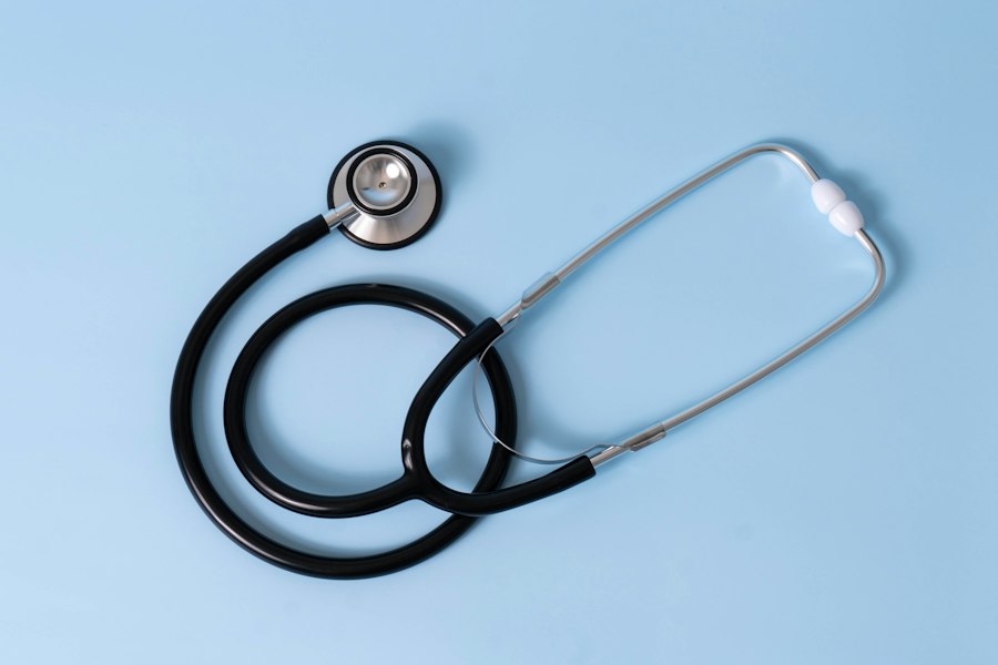 Stetoscopio su sfondo azzurro, simbolo di assistenza medica